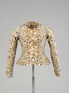 Flerfarvet silke- og spanglebroderet damevest, 1610